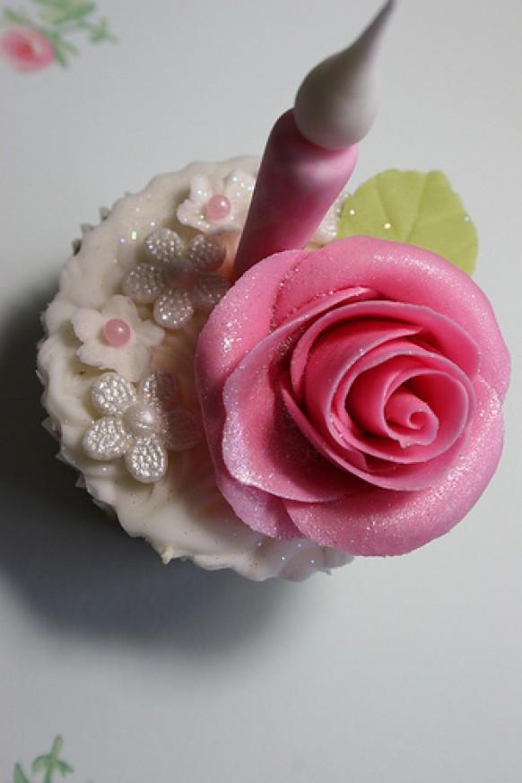 wedding photo - Rosa Rose Cupcake für eine 18. Geburtstagsfeier