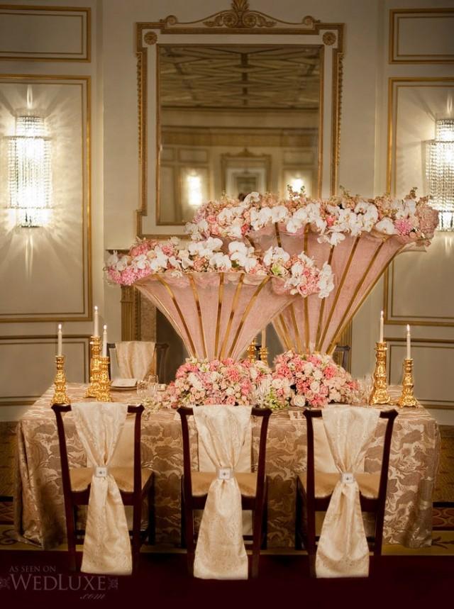 wedding photo - Decorate the dining table with pink flower baskets
