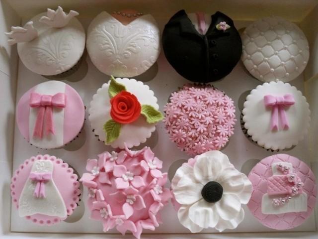 wedding photo - Cute cupcakes designed like the dresses of the people