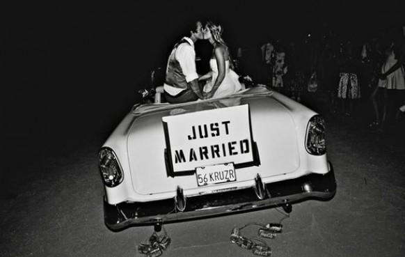 wedding photo - Getaway Классический ♥ свадебный автомобиль Just Married