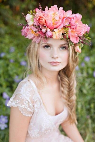 Wedding - Messy Fishtail Braid Hochzeit Frisur und rosa Blumen Crown ♥ Haar Inspiration