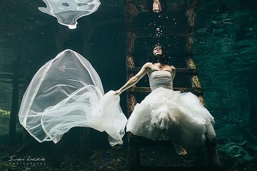 Hochzeit - Mitzi + Carlos - Unterwasser-Fotograf Trash The Dress - Ivan Luckiephotography-1