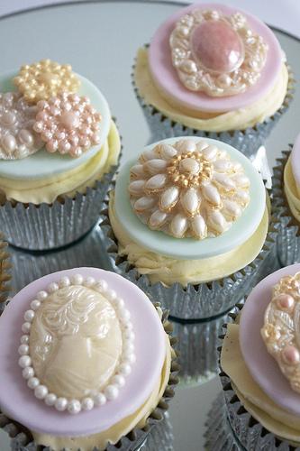 Hochzeit - Vintage Brosche Cupcakes