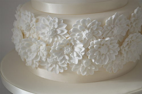 زفاف - الأبيض الزهور كعكة الزفاف