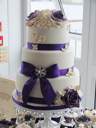 زفاف - الأرجواني والعاج كعكة الزفاف
