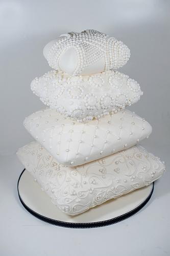 زفاف - كومة من الوسائد كعكة الزفاف