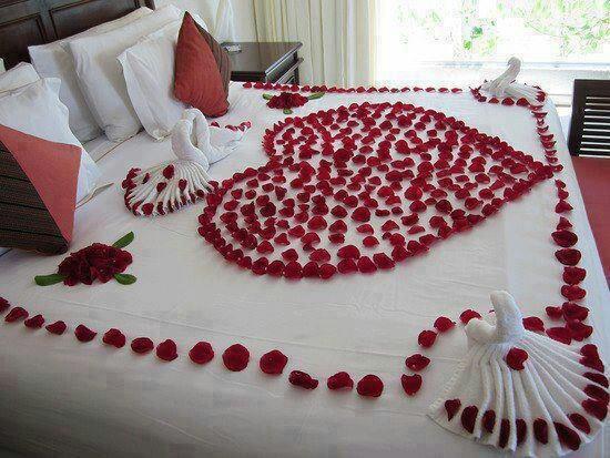 Hochzeit - Romantic white bed decorated with red roses