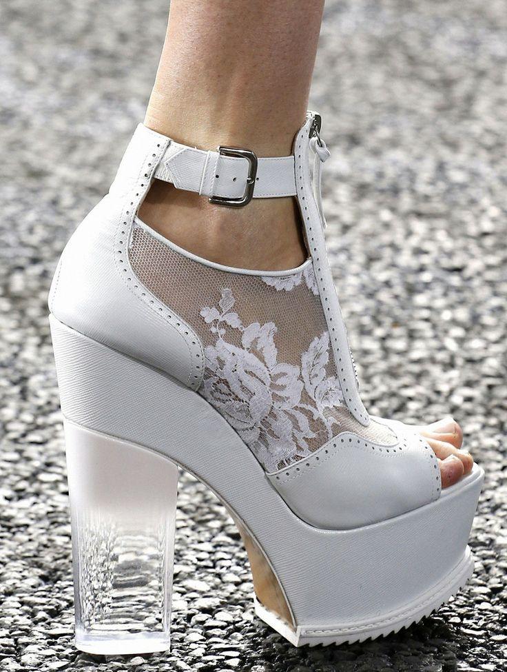 Mariage - High heel white wedding shoe with floral lace