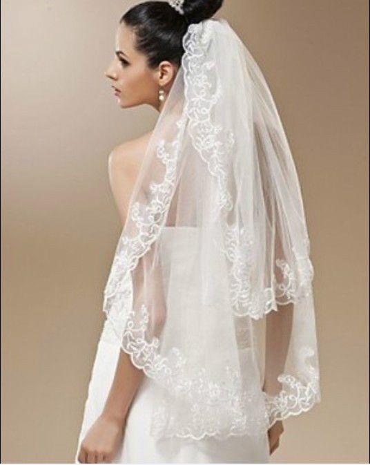 Hochzeit - Mode Zwei-Klassen-Spitzenschleier Braut Handgelenk-Länge Brautschleier Weiß oder Elfenbein Kamm