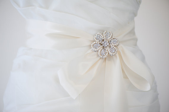زفاف - Wedding Dress Sash, Bridal Gown Sash, Freshwater Pearl Brooch, Ivory Ribbon Sash - New
