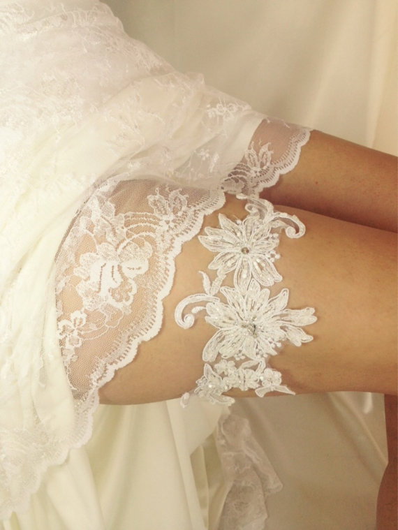 زفاف - White e bridal garter, wedding garter, White lace garter, bride garter, beaded bridal garter, vintage garter, rhinestone garter - New