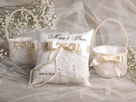 Свадьба - Flower Girl Basket & Ring Bearer Pillow Set, Bowl and Lace, Embriodery Names - New