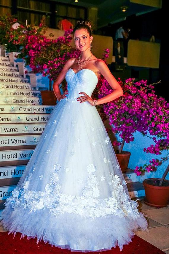 Свадьба - Lovely wedding gown with white bottom frock.