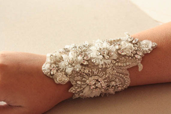 Mariage - Wedding bracelet beaded on fabric