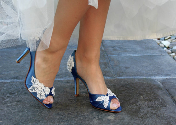 زفاف - Wedding shoes peep toe low heel and high heel bridal shoes embellished with floral ivory French lace -  crystal sequins