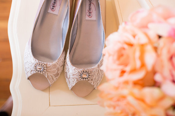 Mariage - Wedding shoes wedge heel low heel bridal shoes embellished with floral ivory French lace and a crystal brooch - New