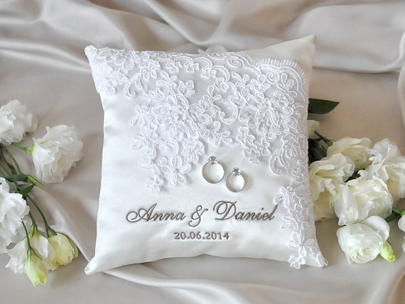 Mariage - Lace Wedding Pillow, Vinateg  Ring Bearer Pillow,  White ring pillow, Classic ring pillow , 4lovepolkadots - New