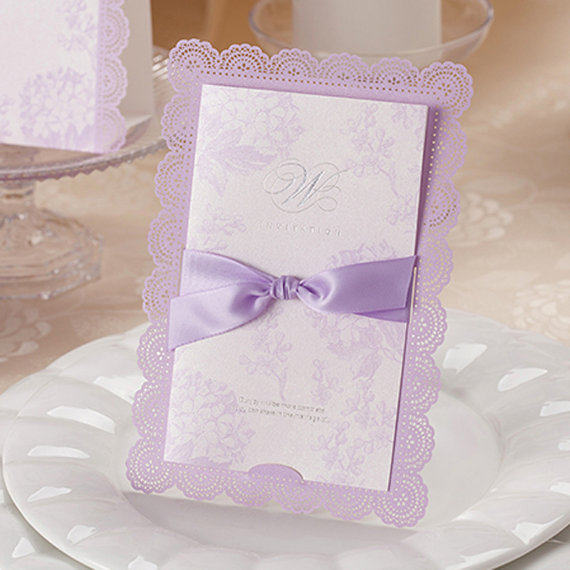 Свадьба - 80 Romantic Purple Lace Wedding Invitation With Purple Envelopes +100 Place Cards + 15 Table Cards - New
