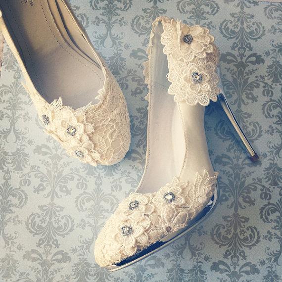 زفاف - SALE!  Ivory Vintage Lace Wedding Shoes with Crochet Flower Applique Satin Bridal Pumps Silver - New