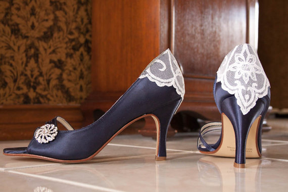 زفاف - Wedding shoes peep toe open toe low heel short heel high heel bridal shoes embellished with a vintage lace handkerchief and crystal brooch - New