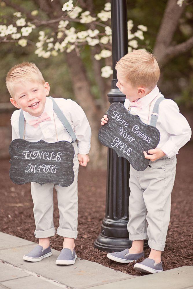 Hochzeit - Ring Bearers Holding Signs