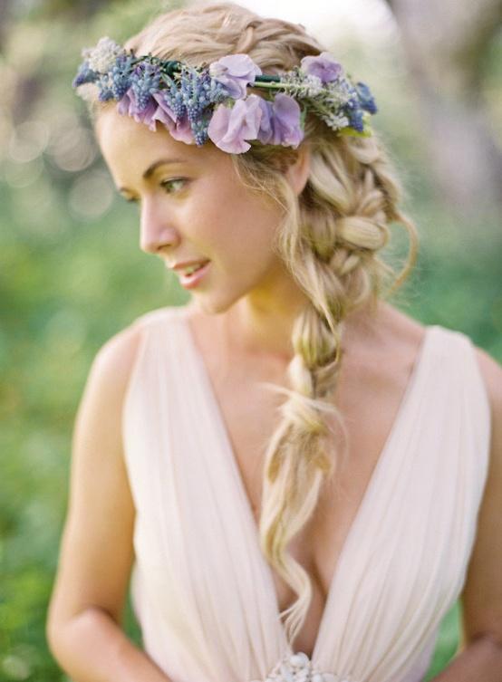 Hochzeit - Lose Side Braid Frisur mit Purple Floral Crown ♥ Einfache Hochzeit Frisuren für Frühjahr Hochzeiten