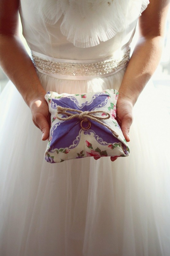 Свадьба - DIY Hanky ​​обручальное кольцо подушки