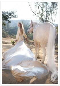 wedding photo - Chaque mariée a besoin d'un cheval blanc ...