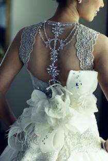 wedding photo - Collection Veluz nuptiale Reyes ♥ Low Back Dedding Robe avec détails Swarovski