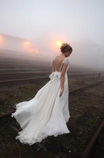 wedding photo - Emannuelle Junqueira A personalized wedding deress. ♥ Gorgeous Backless Silk Wedding Dress  