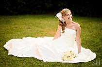 wedding photo - Legen um ... Sie wissen ... in einem Brautkleid