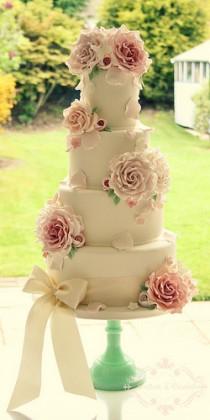 wedding photo - Roses et pétales de gâteau de mariage