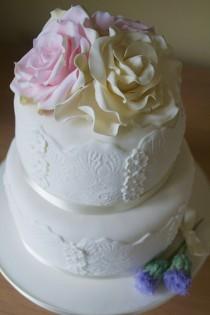 wedding photo - Gâteau de mariage Roses & Thistle dentelle
