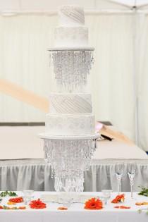 wedding photo - Kronleuchter Kuchen mit Spitze und Rüschen