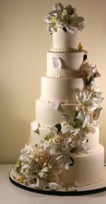 wedding photo - 6 Gâteau à étages de mariage avec du sucre Fleurs Cascade