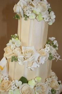 wedding photo - Quatre Tier Stripe gâteau Close Up