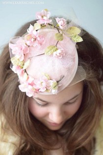 wedding photo - Мягкий Нежный Розовый Цветочный Тюль Чародей С Ruby & Корделия производства шляп