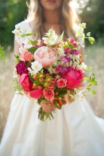 wedding photo - Pivoines. Roses. Fleurs sauvages. Baies.