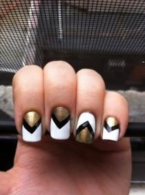 wedding photo - Chevron Nail Design ♥ One Nail Different Color Trend 