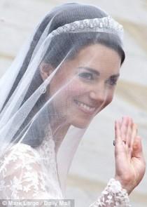 ¿cuál será el mejor peinado para combinar tiara y mantilla? 1