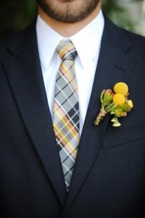 wedding photo - Craspedia boutonnière et cravate à carreaux pour Groom
