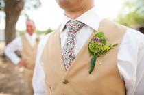 wedding photo - Grüne Boutonniere für den Bräutigam
